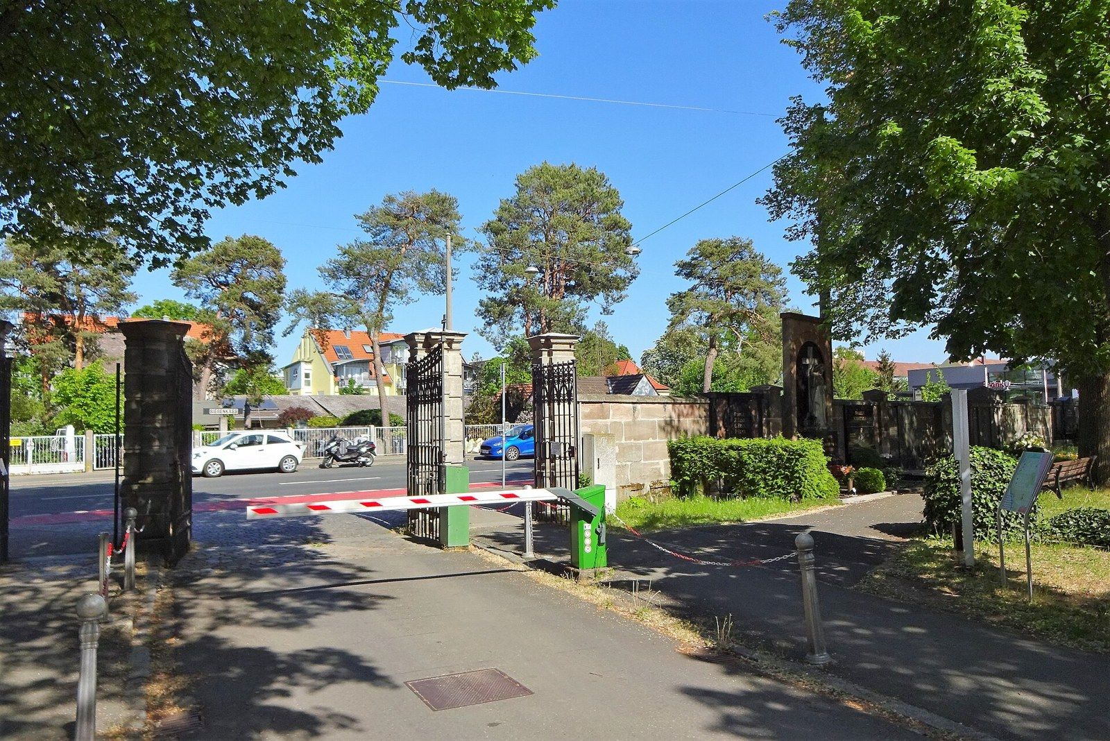 Haupteingang an der Erlanger Straße – Friedhof Fürth